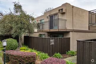 Apartment building at 885 Broadway, Sonoma