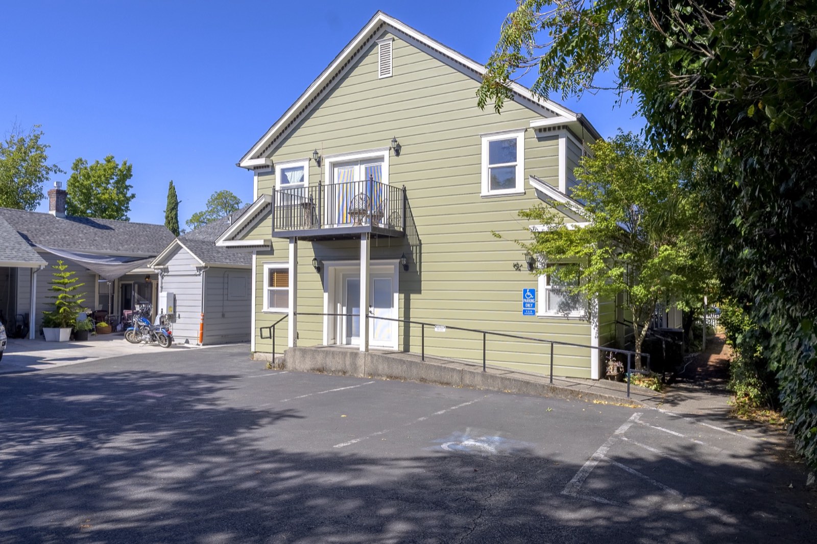 230 Center Street photo 7